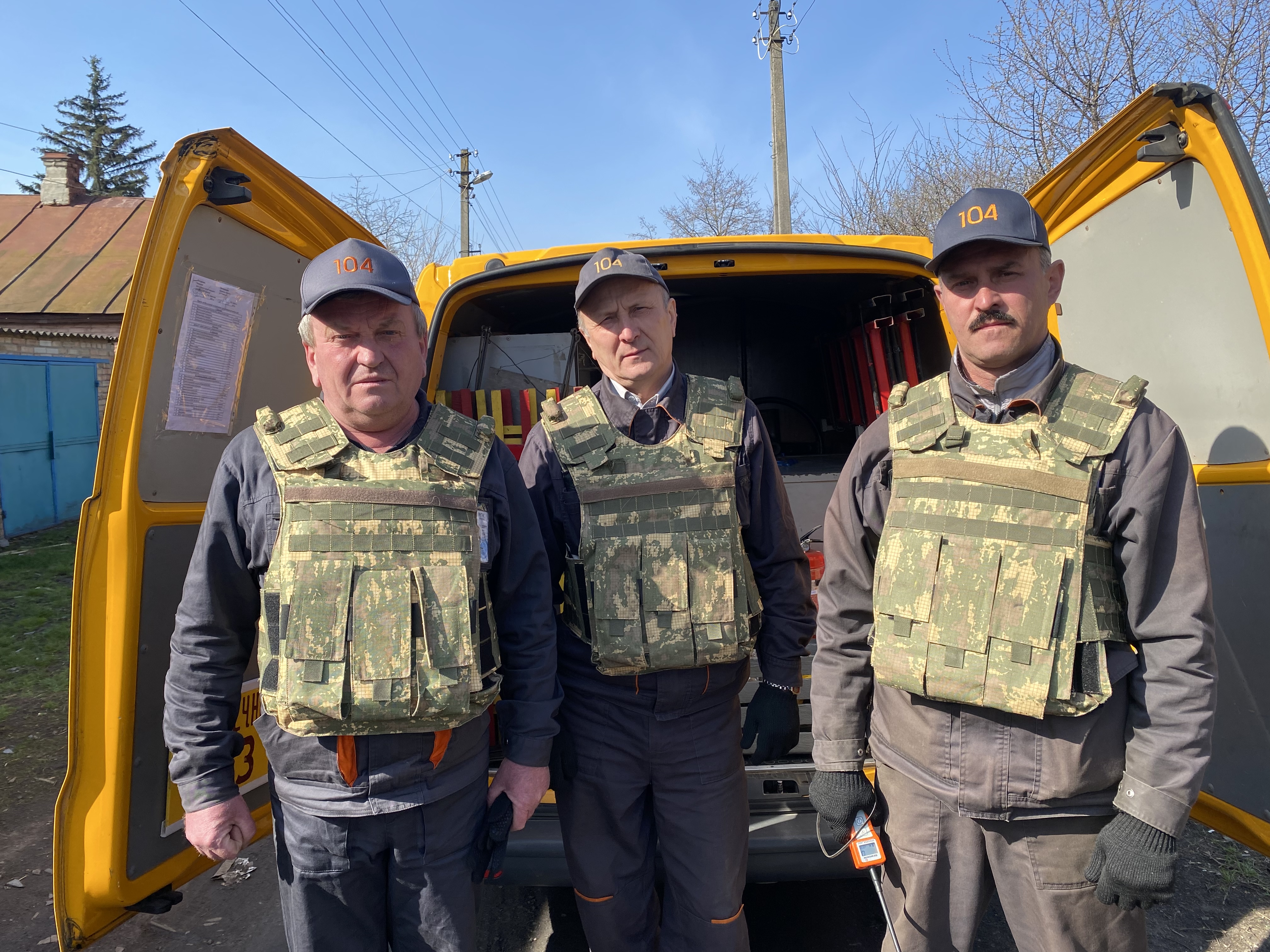 Майстер аварійно-диспетчерської служби Білопільського відділення АТ Олександр Стороженко (ліворуч), слюсарі з аварійно-відбудовних робіт Анатолій Наконечний (посередині) та Олег Суржик завжди готові до виїздів. Фото надала пресслужба АТ «Сумигаз»